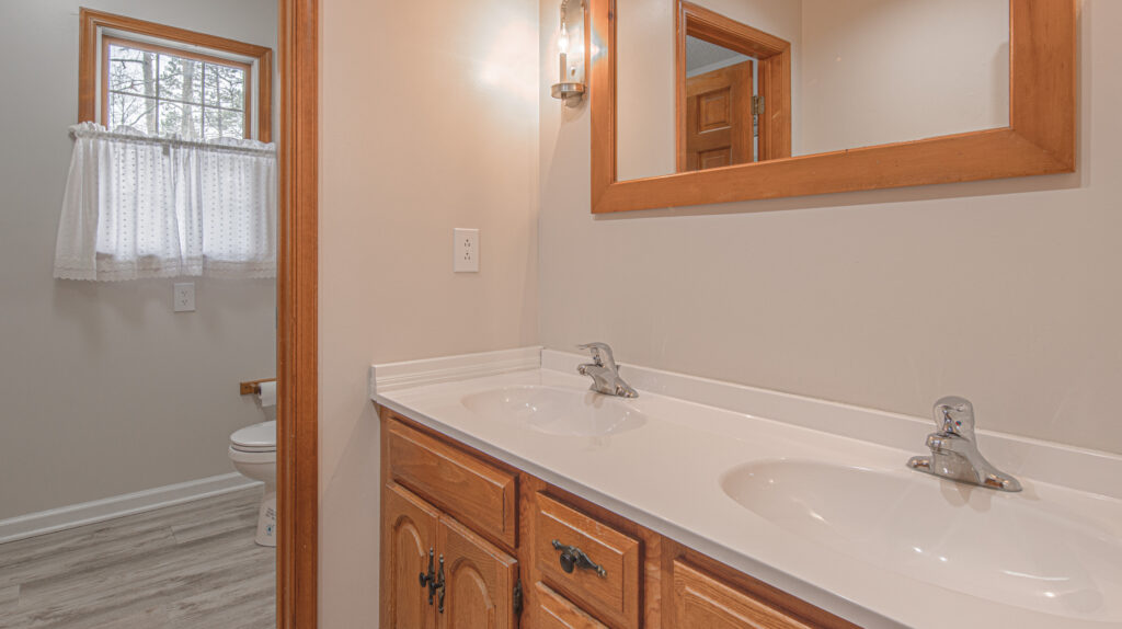 Hall Bathroom 15
